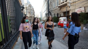 Bucureştenii îi pot turna la TelVerde pe cei care nu poartă mască