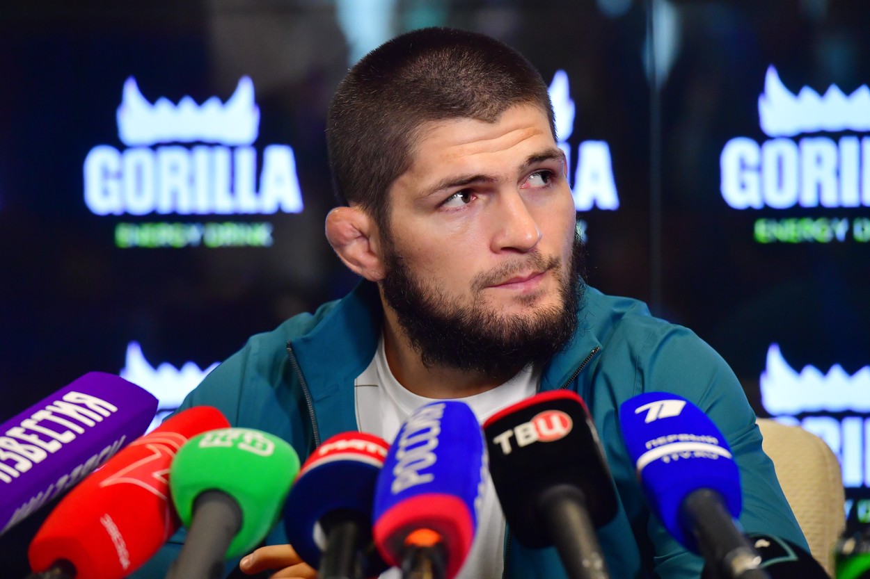 Khabib luptă cu apele înghețate din țara natală, înainte de meciul cu Gaethje