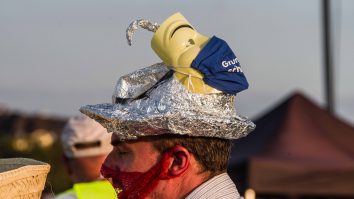 QAnon, un cult virtual conspiraționist, care devine periculos la nivel global. Sute de mii de adepți cred că pandemia e inventată, iar Trump e salvatorul