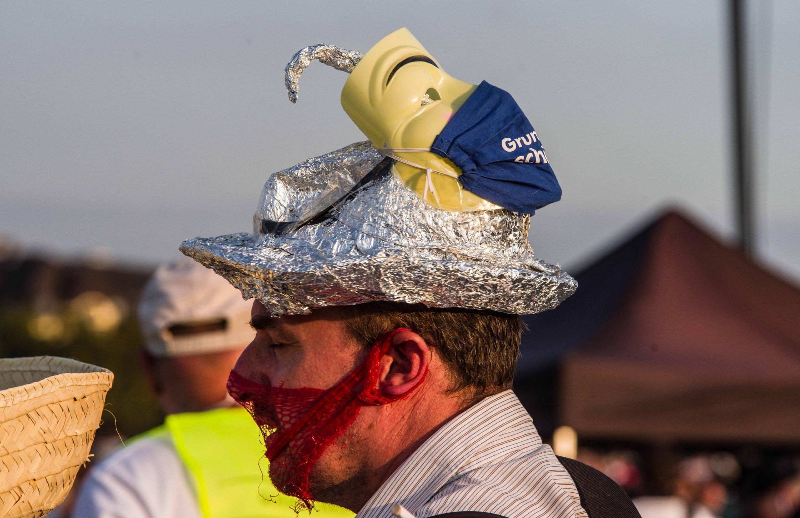 QAnon, un cult virtual conspiraționist, care devine periculos la nivel global. Sute de mii de adepți cred că pandemia e inventată, iar Trump e salvatorul