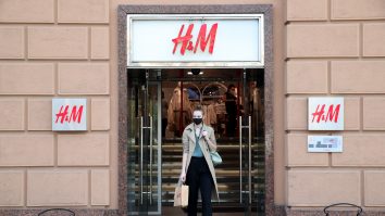 Efectele cumpărăturilor online: H&M va închide 250 de magazine fizice