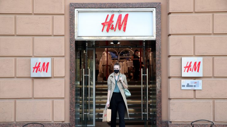 Efectele cumpărăturilor online: H&M va închide 250 de magazine fizice