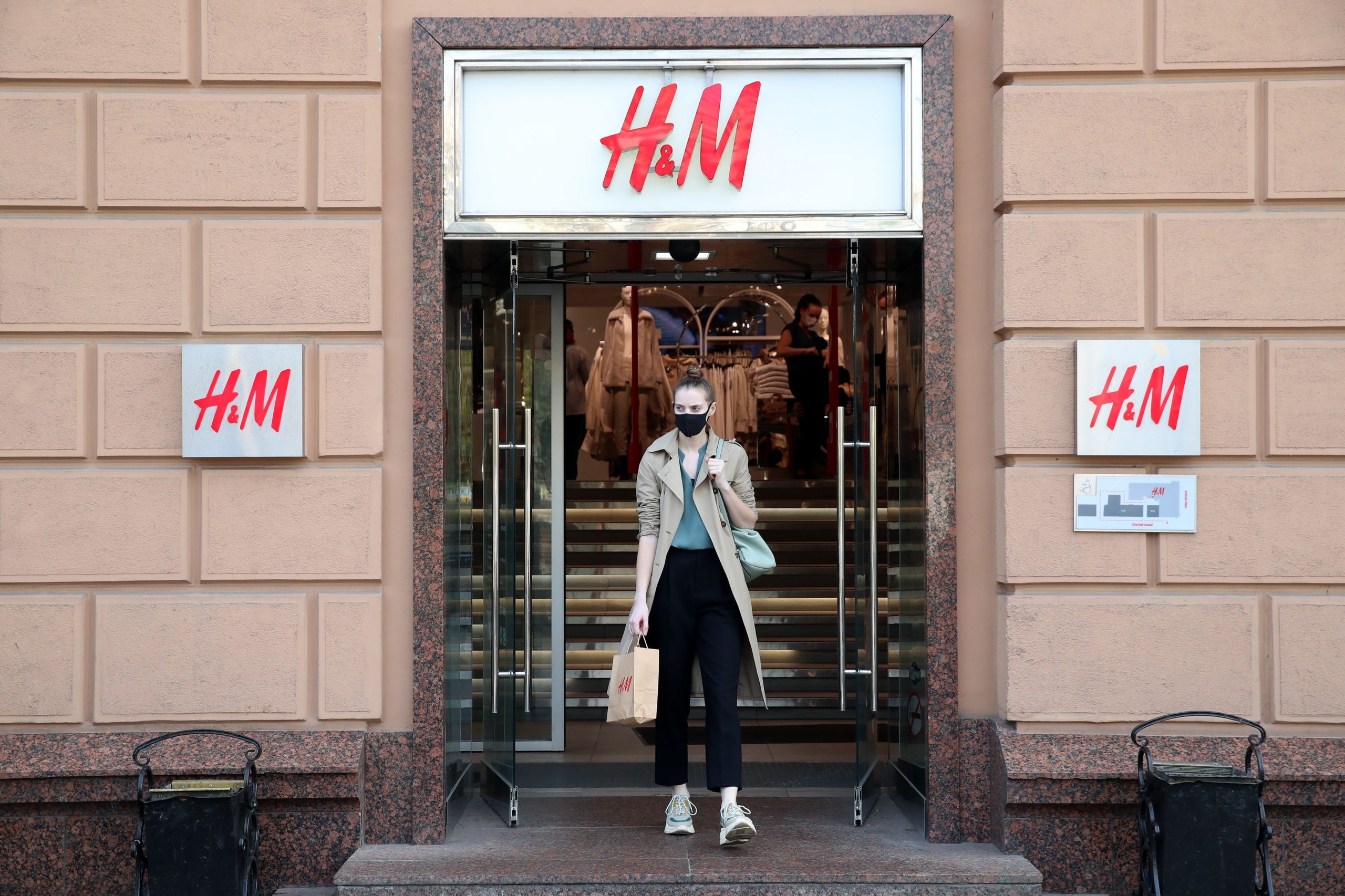 Efectele cumpărăturilor online: H&M va închide 250 de magazine fizice
