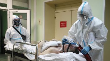 Situație bizară în sistemul medical. De ce sunt ventilatoarele pentru ATI blocate în depozitele Unifarm