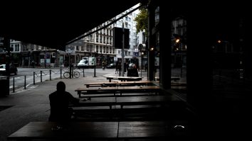 În mai multe oraşe din Franţa au fost închise barurile şi cafenelele, inclusiv la Paris