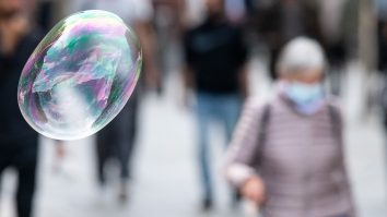 Scepticismul față de carantinare vs. susținerea măsurilor drastice de control. Cine are dreptate?