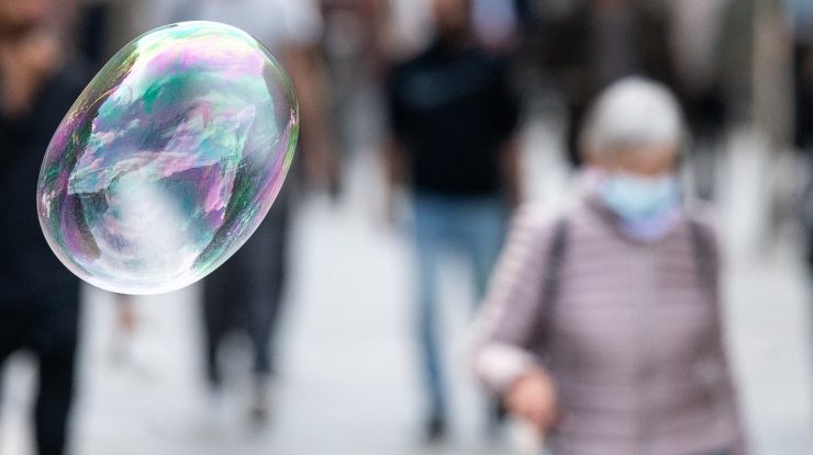 Scepticismul față de carantinare vs. susținerea măsurilor drastice de control. Cine are dreptate?