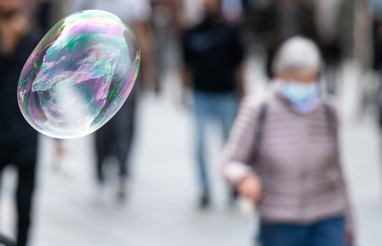 Scepticismul față de carantinare vs. susținerea măsurilor drastice de control. Cine are dreptate?