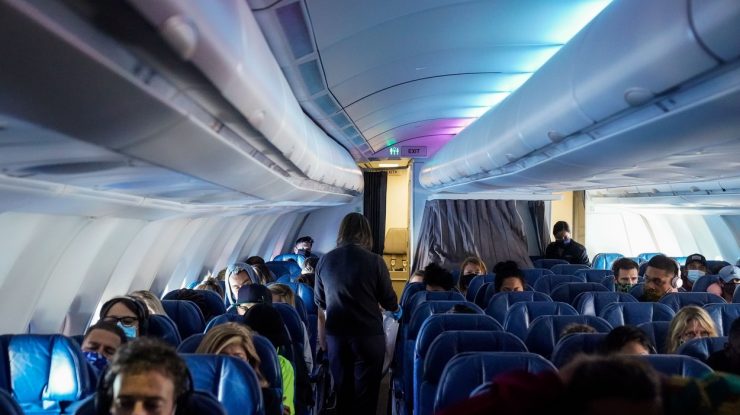 Omicron dublează riscul de transmitere în avion. Ce ar trebui să facă pasagerii