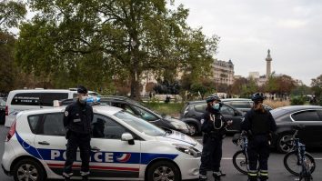 Jos mașinile, trăiască Revoluția. Parisul taie  jumătate din locurile de parcare