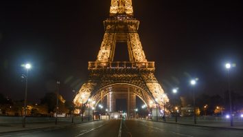 Paris, orașul luminilor stinse. Prima seară de restricții: străzi goale și localuri închise