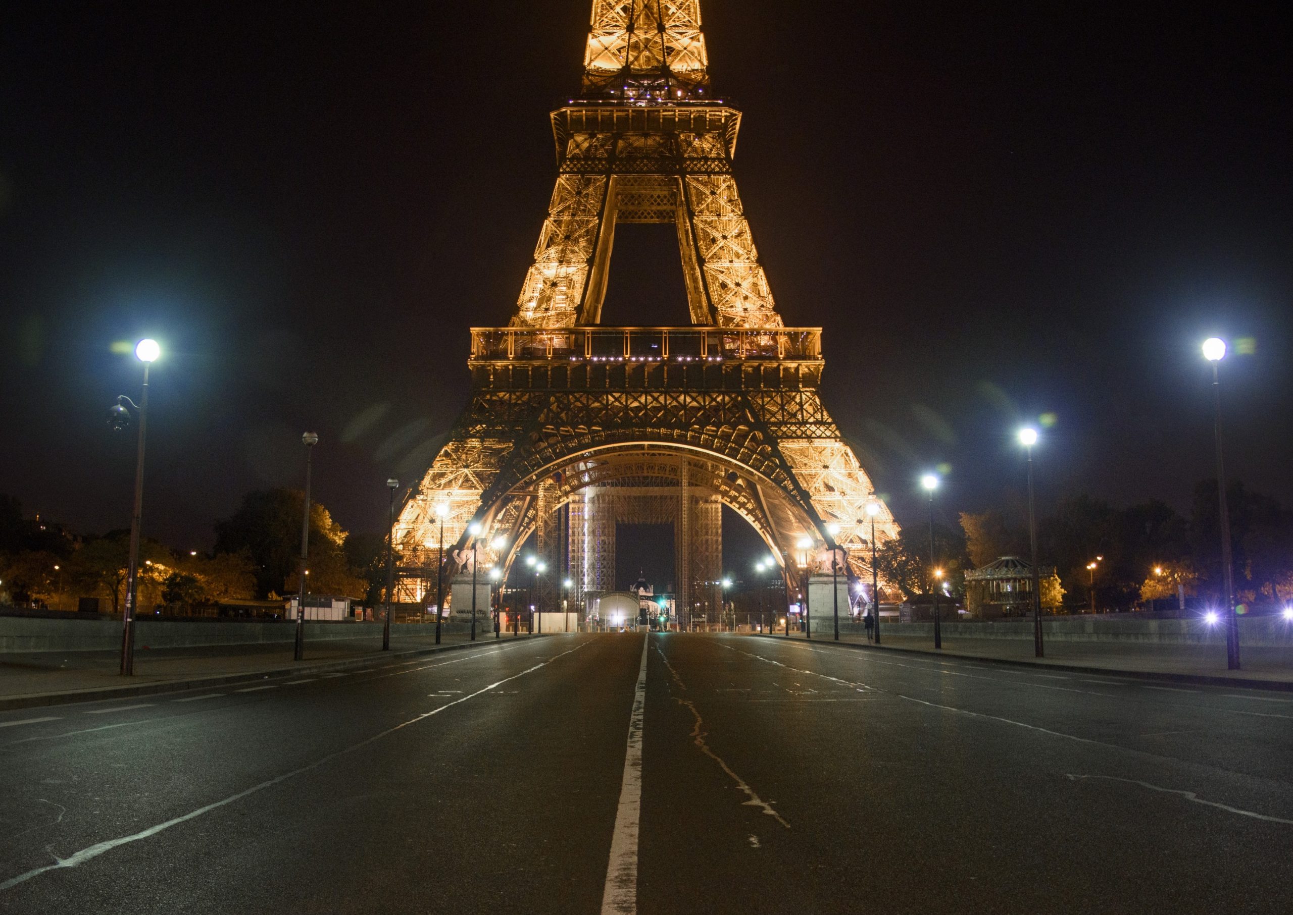Paris, orașul luminilor stinse. Prima seară de restricții: străzi goale și localuri închise
