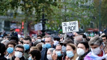 Situație tensionată în Franța: zeci de arestări și proteste în cazul profesorului decapitat. Acesta va primi cela mai înalte onoruri ale statului