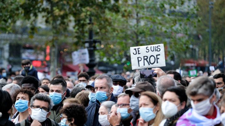 Situație tensionată în Franța: zeci de arestări și proteste în cazul profesorului decapitat. Acesta va primi cela mai înalte onoruri ale statului