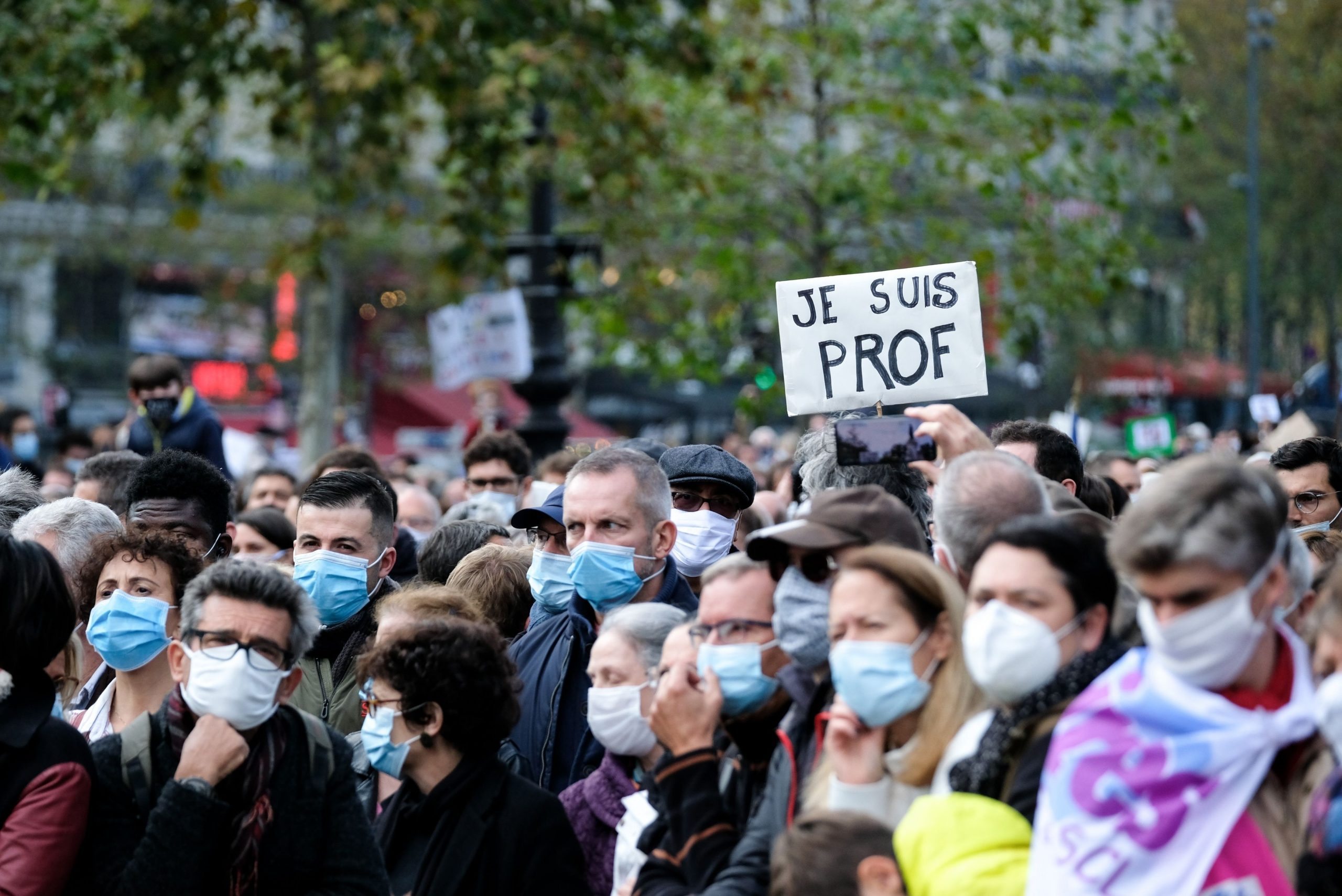 Situație tensionată în Franța: zeci de arestări și proteste în cazul profesorului decapitat. Acesta va primi cela mai înalte onoruri ale statului