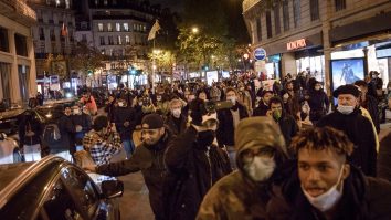 Sute de francezi au protestat pe străzile din Paris împotriva lockdown-ului