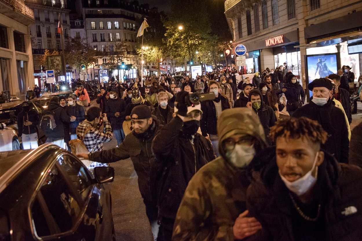 Sute de francezi au protestat pe străzile din Paris împotriva lockdown-ului