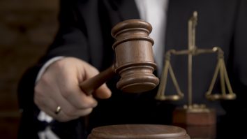 Judecător cu ciocănel la tribunal.