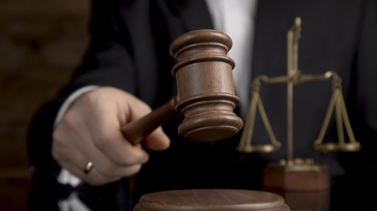 Judecător cu ciocănel la tribunal.