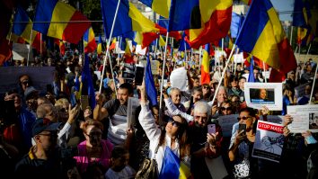 Miting anti-mască de protecţie. Zeci de persoane, însoţite de copii, protestează în Bucureşti, sâmbătă seara