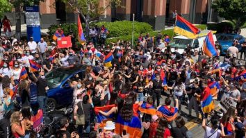 Sute de oameni au protestat în faţa consulatului Azerbaidjanului din Los Angeles, pe fondul luptelor armeno-azere