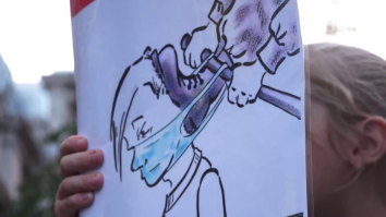 Protest anti-mască în Piața Universității: „Până aici, ticăloșilor! Sunteți hoți. Nu vă vom ierta nici dincolo de mormânt”