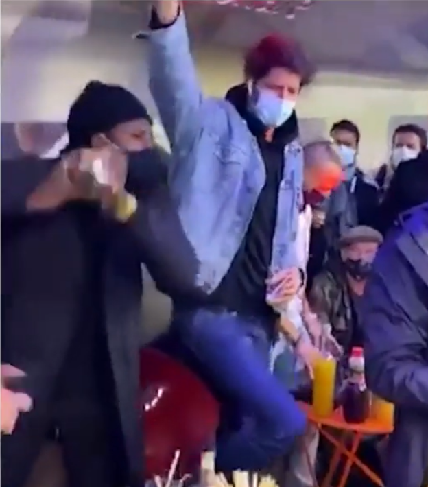 Protest inedit la Paris. Patronii din HoReCa au montat un bar într-o stație de metrou