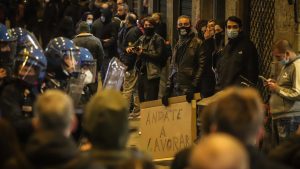Proteste violente în oraşul italian Florenţa impotriva restricţiilor impuse de autorități GALERIE FOTO