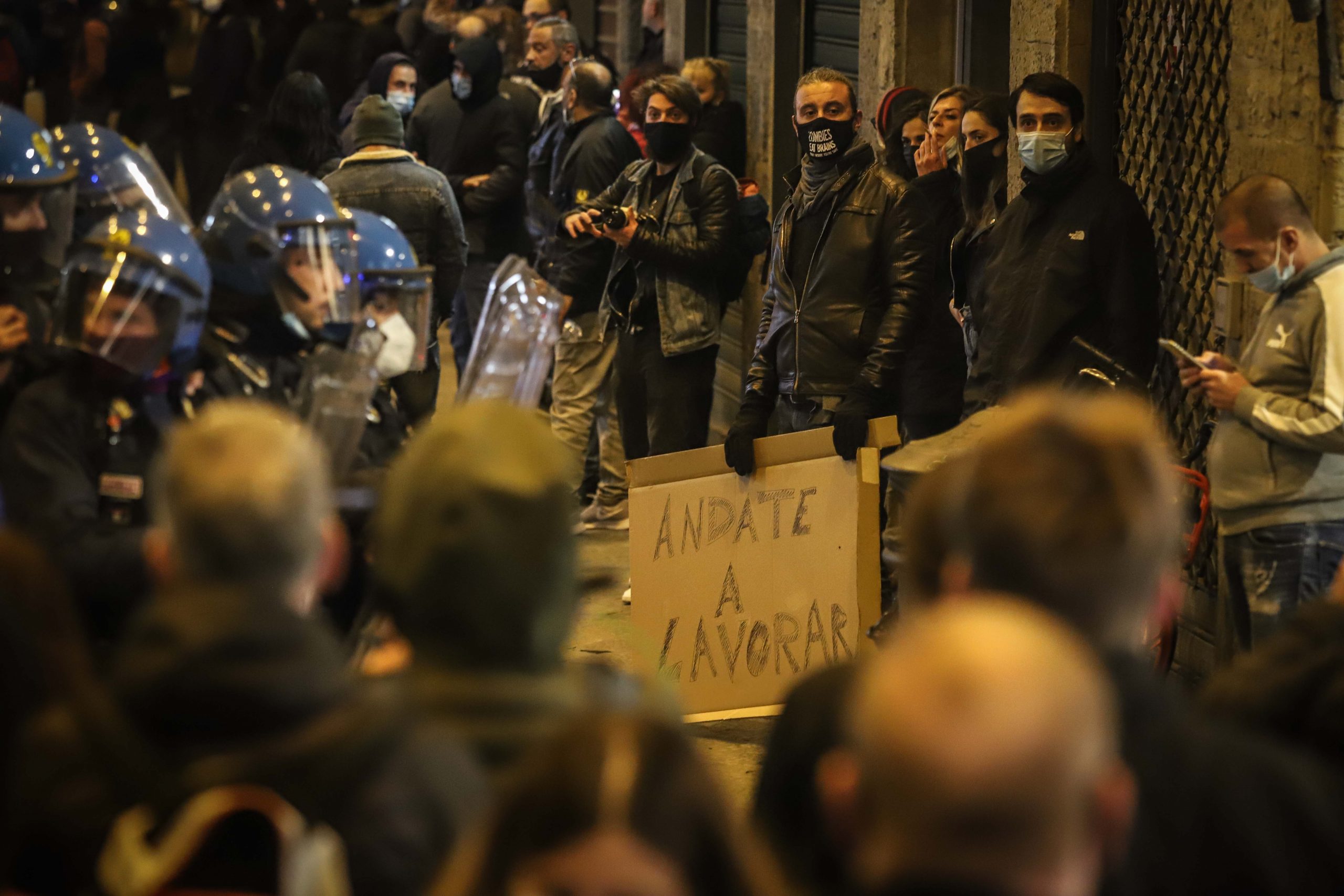 Proteste violente în Florenţa față de restricţiile impuse de autorități. Primarul acuză mişcări neofasciste