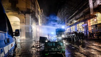 Italia e zguduită de proteste. Magazine de lux jefuite și bere vărsată împotriva noilor restricții