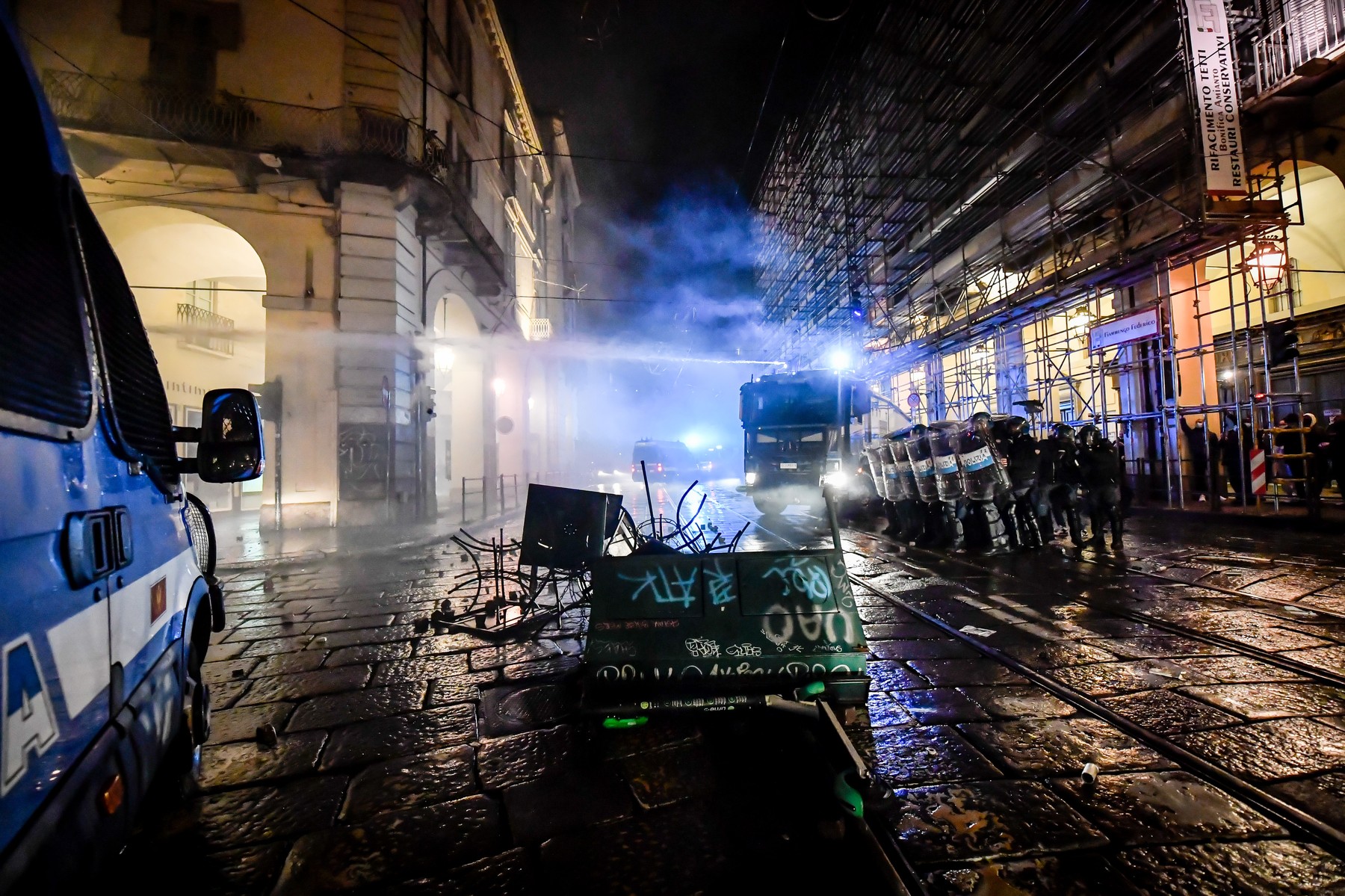 Italia e zguduită de proteste. Magazine de lux jefuite și bere vărsată împotriva noilor restricții