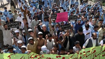 Lumea musulmană firbe. Manifestații ample în Pakistan și Bangladesh împotriva Franței