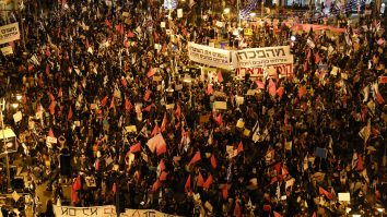 Protest în fața casei lui Netanyahu. Mii de israelieni au cerut demisia premierului
