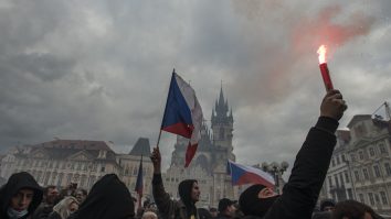 Proteste violente în Praga față de restricțiile anti-COVID. Cehii au aruncat cu pietre și torțe în poliție