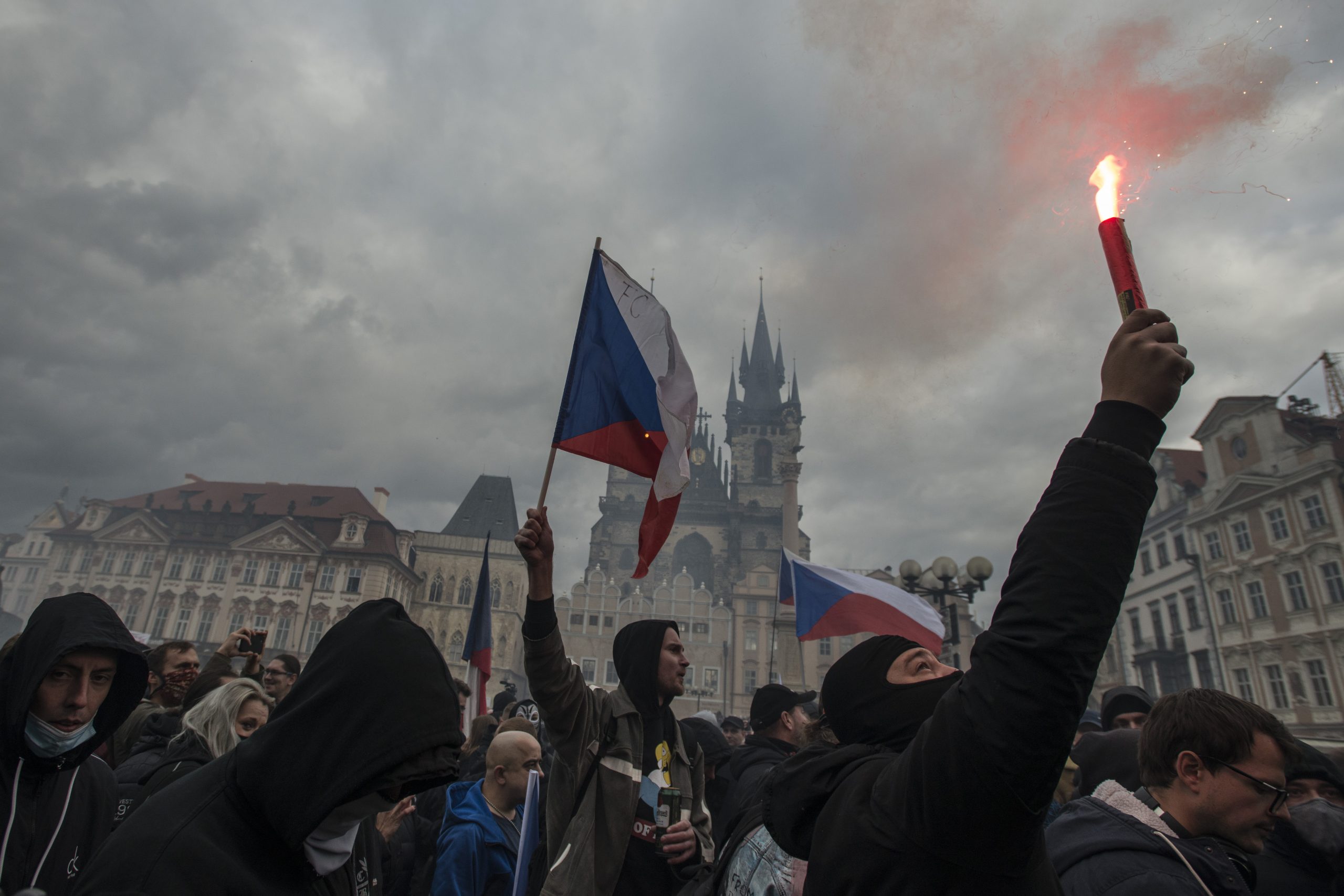 Proteste violente în Praga față de restricțiile anti-COVID. Cehii au aruncat cu pietre și torțe în poliție