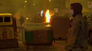 Protest masiv în Italia împotriva restricțiilor. Napoletanii au aruncat cu petarde în jandarmi