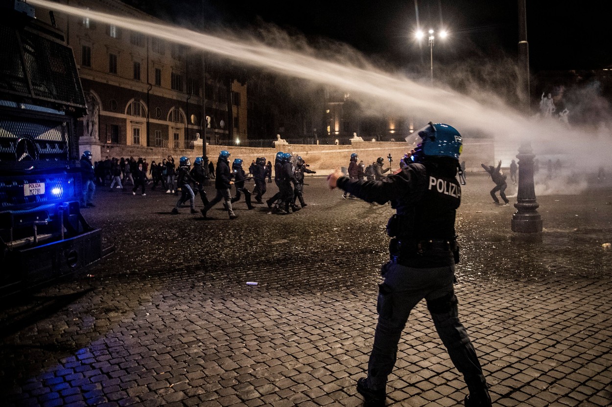 Bătăi de stradă în Roma din cauza noilor restricții. Poliția a scos tunurile de apă