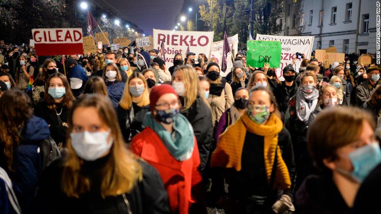 Proteste violente în Polonia. Manifestații împotriva restricțiilor, dispersate cu gaze lacrimogene