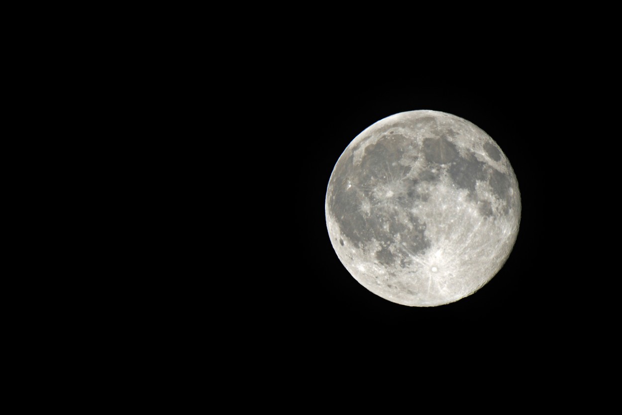 Lupta împotriva schimbărilor climatice poate fi făcută prin schimbarea orbitei Lunii? Senator american: „Acest lucru ar avea efecte profunde”