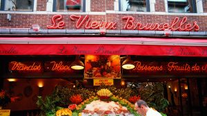Proprietarii de baruri din Belgia încearcă să transforme localurile în restaurante. Poliția nu vede cu ochi buni situația