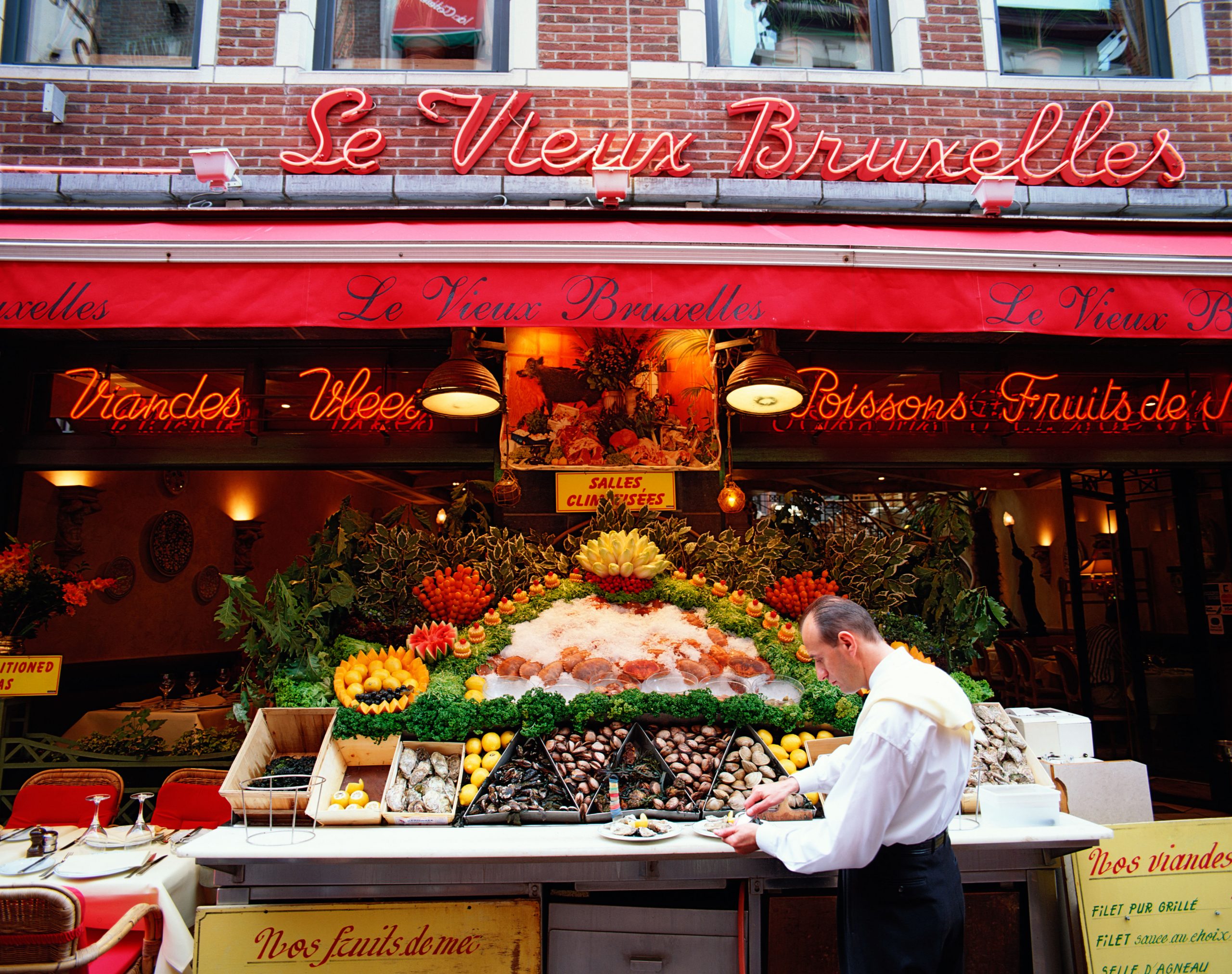 Proprietarii de baruri din Belgia încearcă să transforme localurile în restaurante. Poliția nu vede cu ochi buni situația