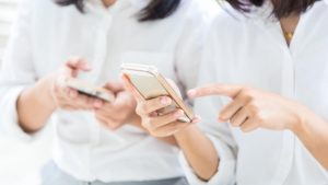 Folosirea în exces a Social Media, semn al depresiei. Psiholog: Preluăm stările oamenilor pe care îi observăm