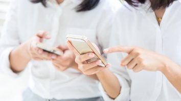 Folosirea în exces a Social Media, semn al depresiei. Psiholog: Preluăm stările oamenilor pe care îi observăm