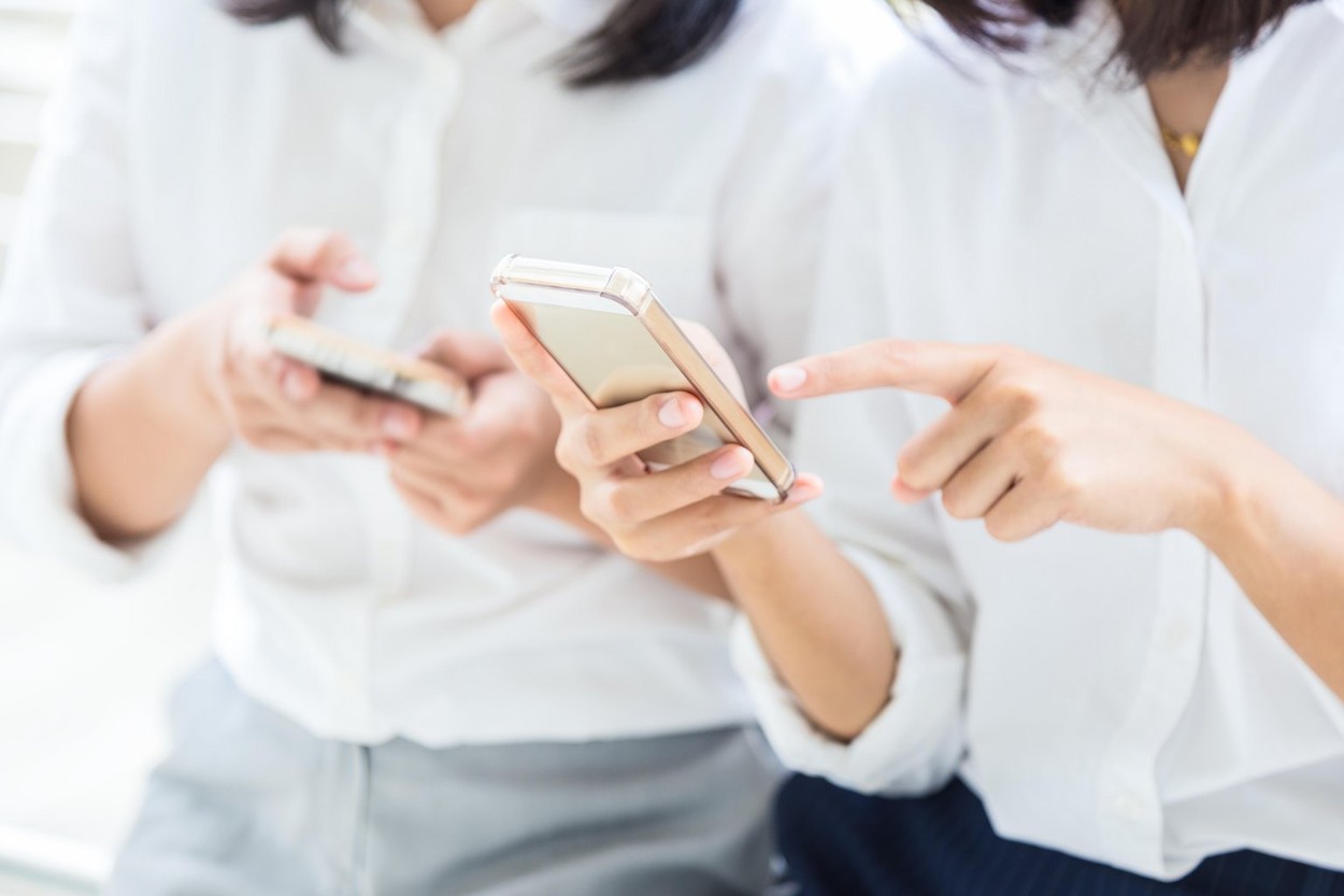 Folosirea în exces a Social Media, semn al depresiei. Psiholog: Preluăm stările oamenilor pe care îi observăm