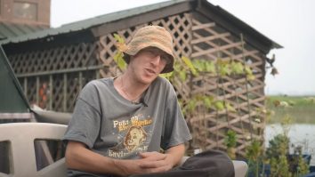 Robinson Crusoe modern: povestea unui locuitor din Canada care trăiește singur pe insula plutitoare pe care și-a construit-o din deșeuri