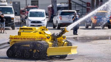 Robotul care salvează vieți. Thermite e noul membru al departamentului de Pompieri din LA