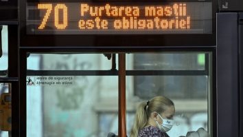 România este acoperită cu mască. Zone din aproape 20 de judeţe te obligă să porţi mască pe stradă