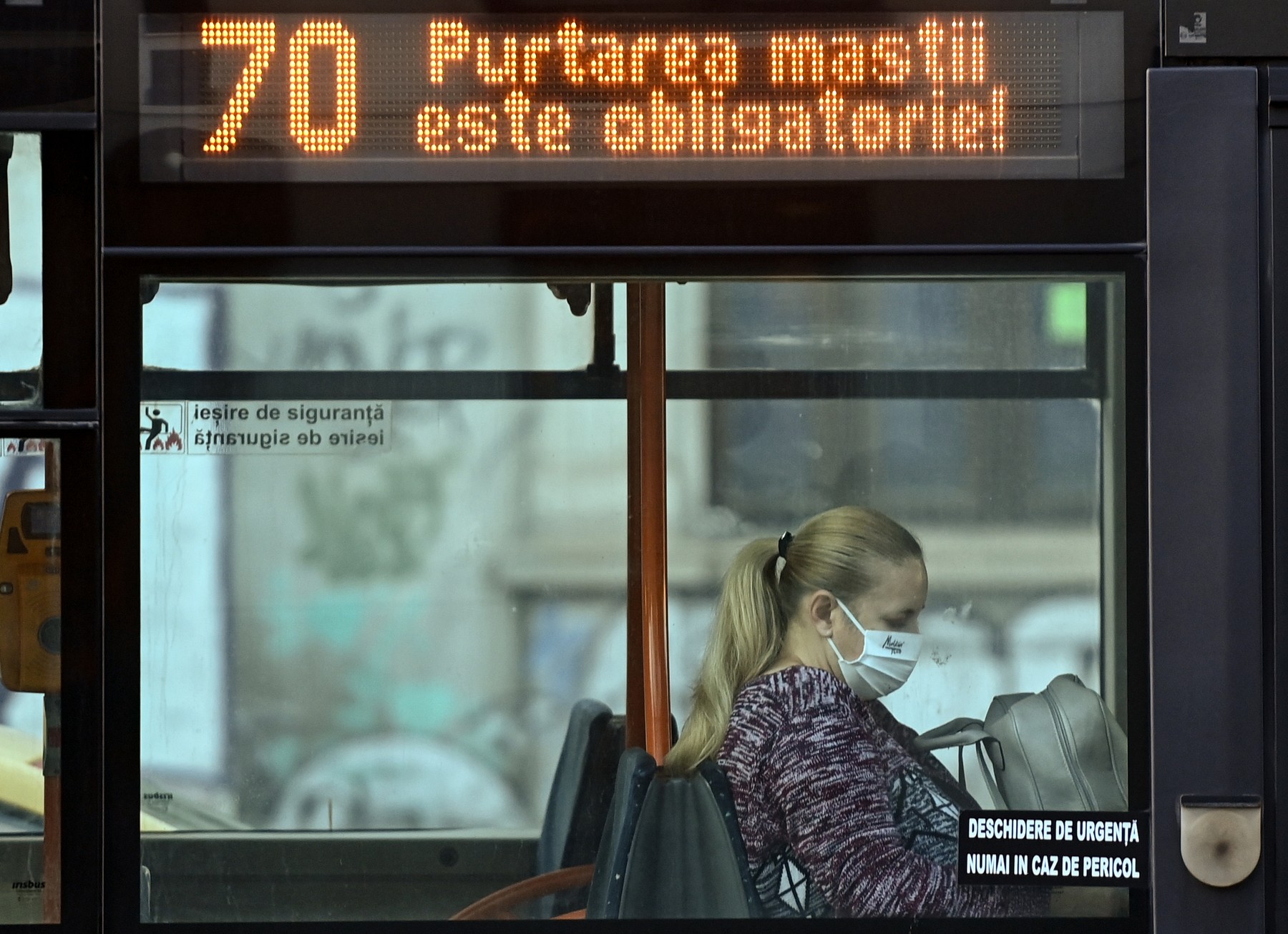 România este acoperită cu mască. Zone din aproape 20 de judeţe te obligă să porţi mască pe stradă