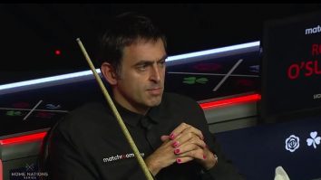 Ronnie O’Sullivan, de 6 ori campion mondial la snooker, a jucat cu unghiile roz. Care este motivul
