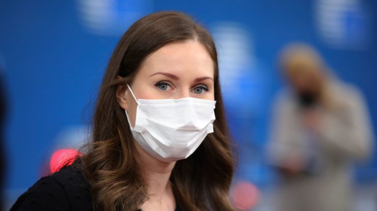 Decolteul, motiv de ceartă. Premierul care a fost acuzat că a „făcut pe modelul” în plină criză